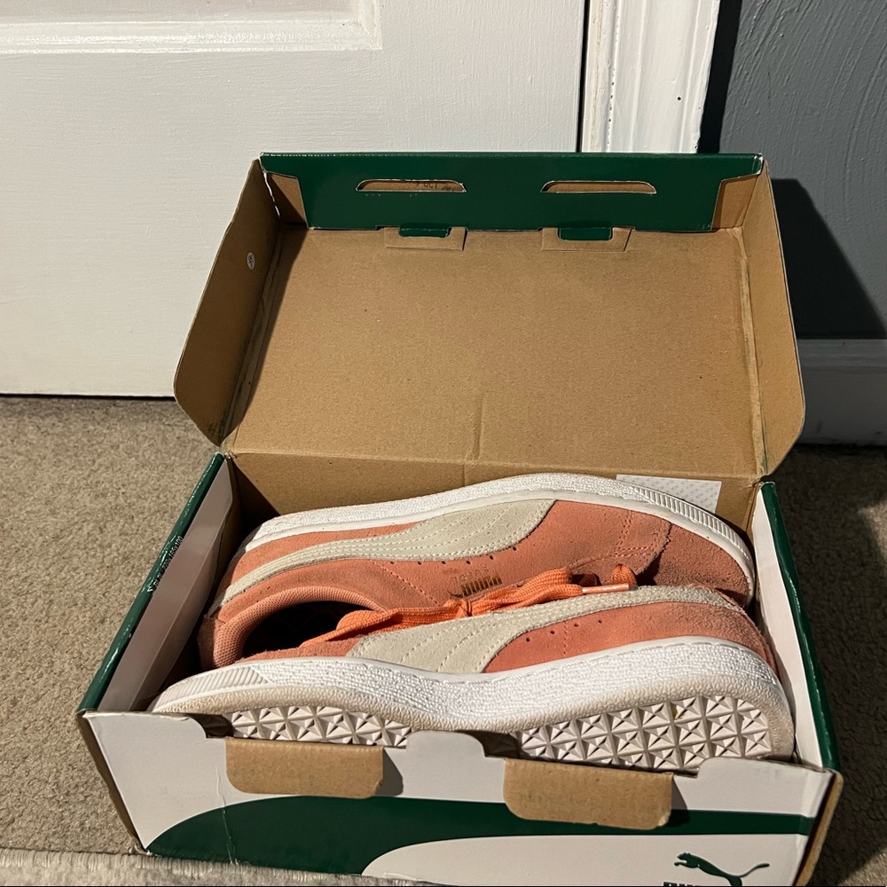 Womens 8 Puma Suede Peach/White Classic Sneaker